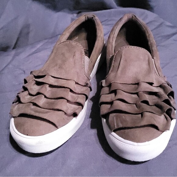 Mia Margaret Taupe Ruffle Top Slip-On Sneaker Women's 7.5 - Picture 6 of 10